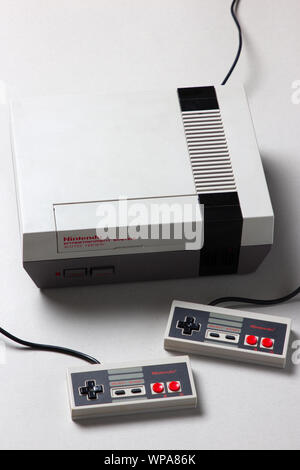 Un beautfiul studio shot dell'originale "NES' Nintendo Entertainment System TV console di gioco Foto Stock