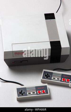 Un beautfiul studio shot dell'originale "NES' Nintendo Entertainment System TV console di gioco Foto Stock