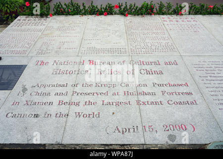 XIAMEN, Cina -14 Giu 2019- Vista della Fortezza di Hulishan, un punto di riferimento storico monumento con cannoni in Xiamen (Amoy), guarda lo stretto di Taiwan i Foto Stock