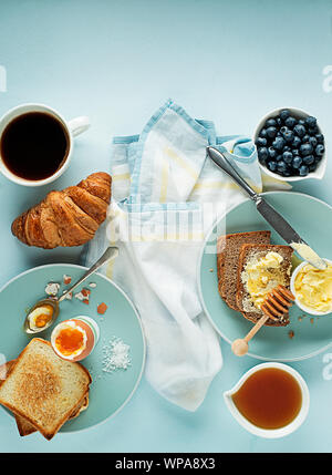 Ristorante e bar Colazione La colazione è servita con caffè, croissant, uova, pane, miele e burro. La deliziosa colazione sana. Foto Stock