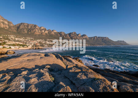 Camps Bay con dodici Apostoli Montagne in primo piano, Cape Town, Western Cape, Sud Africa Foto Stock