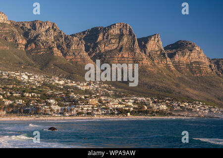 Camps Bay con dodici Apostoli Montagne in primo piano, Cape Town, Western Cape, Sud Africa Foto Stock