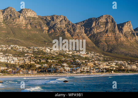 Camps Bay con dodici Apostoli Montagne in primo piano, Cape Town, Western Cape, Sud Africa Foto Stock