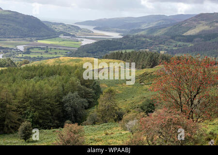 Una vista del Mawddach Estuary dal precipizio a piedi, Snowdonia National Park, North Wales, Regno Unito Foto Stock