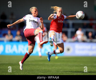 Arsenal Ladies' Beth Mead (a destra) e il West Ham United Ladies' Gilly Flaherty (sinistra) battaglia per la sfera durante la donna Super League a Prato Park, Borehamwood. Foto Stock