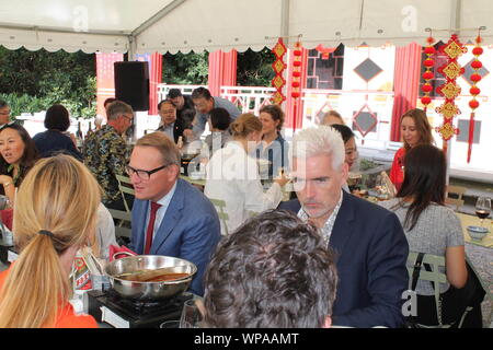 (190908) -- COPENHAGEN, Sett. 8, 2019 (Xinhua) -- invitati ospiti di prendere parte a una festa di bevande cinese e cinese hot pot di fronte al Padiglione Cinese nei giardini di Frederiksberg a Copenhagen, in Danimarca, Sett. 7, 2019. (Foto di David A. Williams/Xinhua) Foto Stock