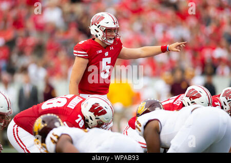 7 Settembre 2019: Wisconsin Badgers quarterback Graham Mertz #5 grida fuori istruzioni prima dello snap durante il NCAA Football gioco tra la centrale Chippewas Michigan e Wisconsin Badgers a Camp Randall Stadium di Madison, WI. John Fisher/CSM Foto Stock