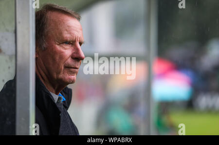 Geislingen An Der Steige, Germania. 08 Sep, 2019. Calcio: la carità match con vecchie stelle nel TG Stadium. Il pullman dal resto del Mondo squadra, Berti Vogts. Credito: Christoph Schmidt/dpa/Alamy Live News Foto Stock