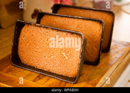 Tre angel food torte appena sfornate allineate in una fila per raffreddare Foto Stock
