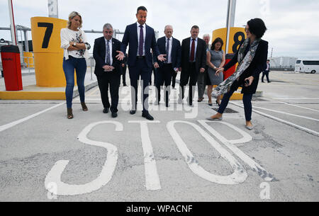 Taoiseach Leo Varadkar (terza a sinistra) e il ministro degli Affari europei, Helen McEntee (sinistra) con la porta e i funzionari doganali durante una visita alla nuova infrastruttura fisica nel porto di Dublino che è stato messo in atto per soddisfare i requisiti per la dogana, SPS e controlli sanitari sulle partite di merci importate o in transito attraverso il Regno Unito. Foto Stock