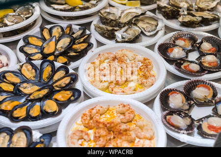 Frutti di mare su una piastra di plastica di capesante adibiti alla pesca di gamberetti Foto Stock