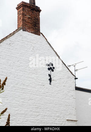 Ragazza di palloncino artwork sul frontone della parete di estremità Nettleham Lincoln 2019 Foto Stock