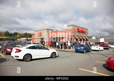 8 settembre 2019- Halifax, Nova Scotia - persone e automobili linea fino alla mattina dopo l uragano Dorian in Clayton Park a Halifax Foto Stock