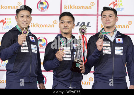 Tokyo, Giappone. 8 Sep, 2019. Gold medalists della squadra maschile categoria Kata posa per le telecamere durante la cerimonia di premiazione per il Karate1 Premier League Tokyo 2019. Il Karate1 Premier League si terrà dal 6 Settembre al 8 al Nippon Budokan. Il Karate farà il suo debutto al Tokyo 2020 giochi olimpici estivi. Credito: Rodrigo Reyes Marin/ZUMA filo/Alamy Live News Foto Stock