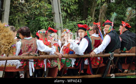 Cracovia, Polonia - 8 settembre 2019: I locali in costumi folcloristici regionali della regione di Cracovia si siedono in carrozza mentre celebrano il festival del raccolto Foto Stock