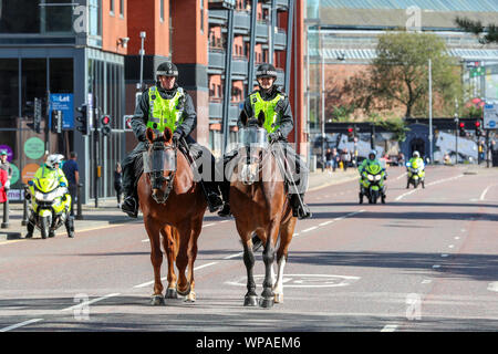 Due cavalli della polizia e forze di polizia le donne dalla polizia in Scozia di pattuglia nella città di Glasgow, Scotland, Regno Unito Foto Stock