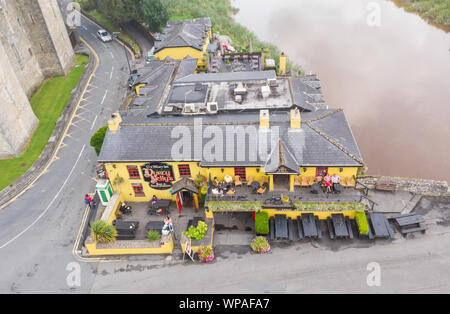 BUNRATTY, Irlanda - 11 agosto 2019: Una veduta aerea della storica Durty Nelly's pub di Bunratty, County Clare, Irlanda. Foto Stock