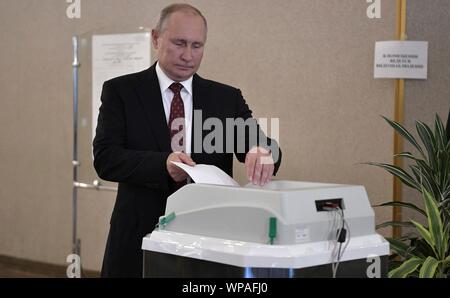 Mosca, Russia. 08 Settembre, 2019. Il presidente russo Vladimir Putin getta il suo voto in corrispondenza di una stazione di polling durante il Moscow City elezioni del Consiglio 8 settembre 2019 a Mosca, in Russia. Le elezioni sono considerate una prova la popolarità del Presidente Vladimir Putin dopo una repressione dell opposizione protesta a Mosca. Credito: Alexei Nikolsky/Presidenza russa/Alamy Live News Foto Stock