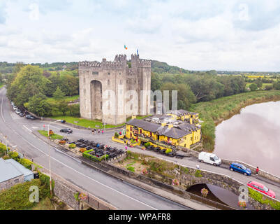 BUNRATTY, Irlanda - 11 agosto 2019: una vista aerea dello storico castello di Bunratty e Durty Nelly's pub di Bunratty, County Clare, Irlanda. Foto Stock