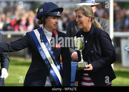 (Da sinistra a destra) vincitore Pippa Funnell con la Contessa di Wessex al Land Rover Burghley Horse Trials di Stamford, Lincolnshire. Foto Stock