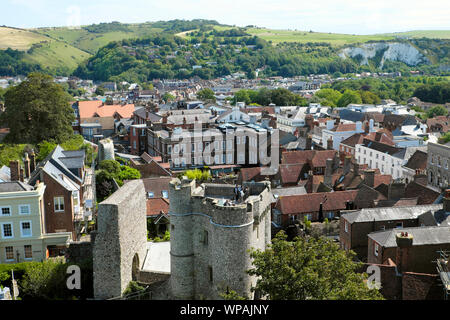 Vista da Lewes Castle Torre Sud sulla torre di Barbican gatehouse, case di città e South Downs paesaggio di campagna del Sussex England Regno Unito KATHY DEWITT Foto Stock