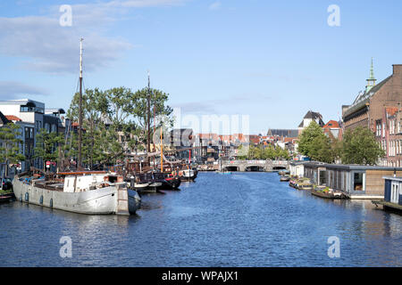 Vista dal ponte di Rembrandt attraverso Galgewater di Leiden. Leiden è una città e un comune in provincia di South Holland, Paesi Bassi. Foto Stock