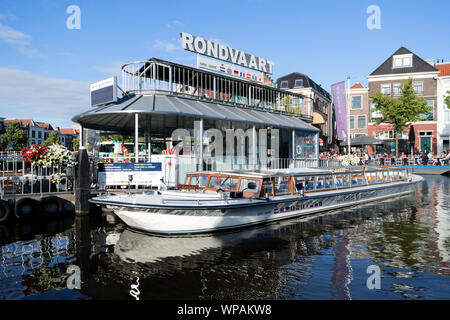 Canal Boat SASKIA di Rederij Rembrandt al molo nel centro di Leiden. Foto Stock