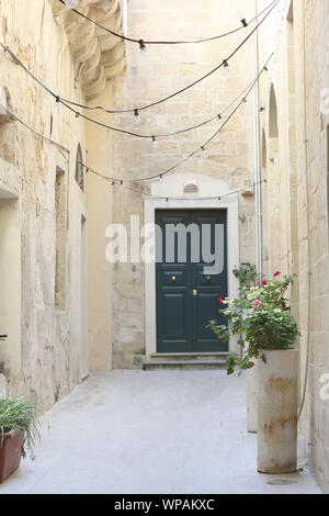 Cortile interno della basilica cattolica in Lecce, Puglia, Italia. Foto Stock