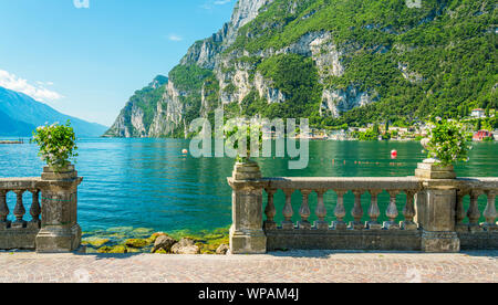 La pittoresca città di Riva del Garda sul Lago di Garda. Provincia di Trento, Trentino Alto Adige, Italia. Foto Stock