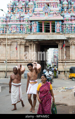 Due preists passeggiate fuori del tempio Srirangam torri di Trichy, Tamilnadu, India Foto Stock