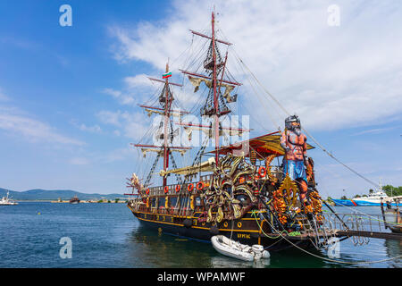 SOZOPOL, Bulgaria - 28 giugno 2019: un piacere in barca a vela in forma di una nave dei pirati. Foto Stock