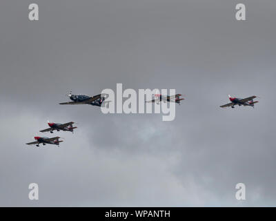 Un RAF Tucano vola con le lame Aerobatic Team Display a 2019 Southport Air Show. Questa è stata l'ultima volta il Tucano è volato a una visualizzazione pubblica Foto Stock