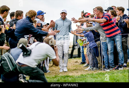 Winsen, Germania. 8° settembre 2019. Golf: Tour Europeo - European PGA Championship, single, uomini, 4° round. Pauls Casey dall Inghilterra viene festeggiato dagli spettatori per la sua vittoria. Foto: Axel Heimken/dpa Credito: dpa picture alliance/Alamy Live News Foto Stock