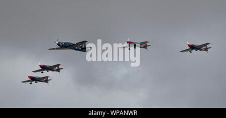 Un RAF Tucano vola con le lame Aerobatic Team Display a 2019 Southport Air Show. Questa è stata l'ultima volta il Tucano è volato a una visualizzazione pubblica Foto Stock