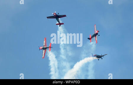 Le lame Aerobatic Team Display effettuando al 2019 Southport Air Show Foto Stock