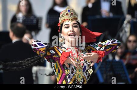 Mosca, Russia. 07 Settembre, 2019. Il russo ballerini eseguono durante lo spettacolo culturale celebrando Moscow City giorno a VDNKh Exhibition Centre Settembre 7, 2019 a Mosca, in Russia. Credito: Aleksey Nikolskyi Cremlino/Piscina/Alamy Live News Foto Stock