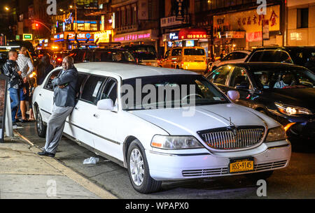 New York, USA, 7 settembre 2019. Una limousine vi attende sul Canal Street al limite tra Chinatown e Little Italy in New York City. Credito: Enri Foto Stock