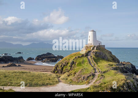 Tŵr Mawr faro sull isola di Llanddwyn, "Welsh;Ynys Llanddwyn', parte di Newborough Warren Riserva Naturale Nazionale, Anglesey, Galles del Nord, Regno Unito Foto Stock