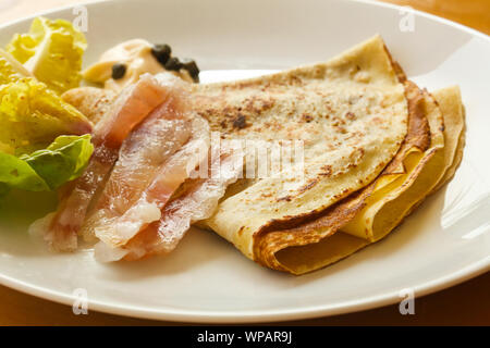 Gravlax con pancake servita foglie di insalata Foto Stock