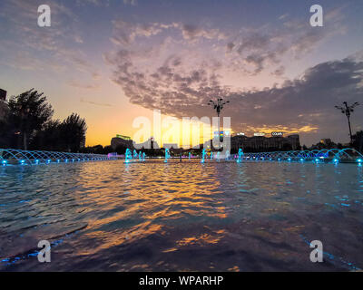 04 settembre 2019-Bucarest, Romania. L'apertura delle fontane da Uniqii piazza nel centro della capitale Foto Stock