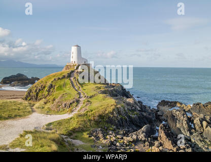 Tŵr Mawr faro sull isola di Llanddwyn, "Welsh;Ynys Llanddwyn', parte di Newborough Warren Riserva Naturale Nazionale, Anglesey, Galles del Nord, Regno Unito Foto Stock