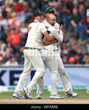 Australia Nathan Lyon (centro) celebra tenendo il paletto di Inghilterra del Jofra Archer con Pat Cummins (sinistra) e Starc Mitchell (a destra) durante il giorno cinque della quarta prova di ceneri a Emirates Old Trafford, Manchester. Foto Stock