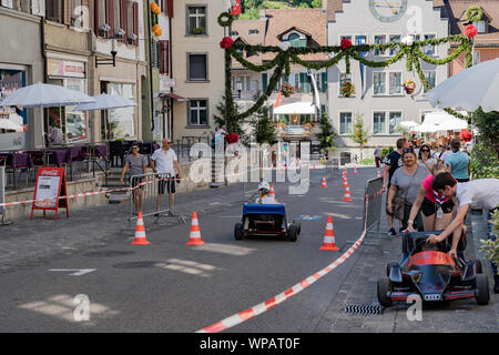 Andare karting sulla scuola pomeriggio giochi con gli spettatori nella città vecchia di Brugg il 4 luglio a jugendfest brugg 2019. Foto Stock