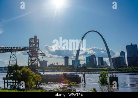 Il traffico di chiatta lungo il fiume Mississippi passare il Gateway Arch Monumento Nazionale Agosto 27, 2019 a St. Louis, Missouri, Stati Uniti d'America. Una tipica porta chiatta 1500 tonnellate di carico, che è quindici volte maggiore di un veicolo ferroviario e 60 volte maggiore di un camion con rimorchio. Una media di traino fluviale sul fiume Mississippi è 15 chiatte costituito da 5 chiatte legati insieme e spostando 3 affiancati. Lo stesso carico richiederebbe un treno di 3 miglia o la linea di carrelli che si estendono a più di 35 miglia. Foto Stock