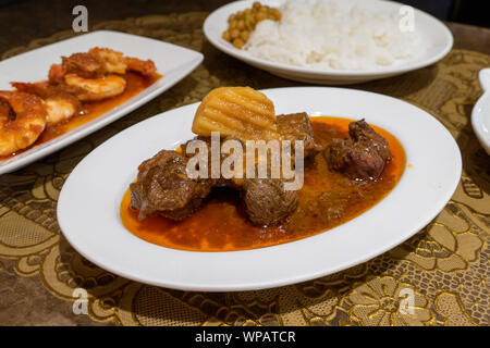 Myanmar birmano curry di agnello in piastra, gamberi e immergere in background Foto Stock