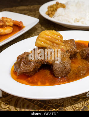 Myanmar birmano curry di agnello in piastra, gamberi e immergere in background Foto Stock