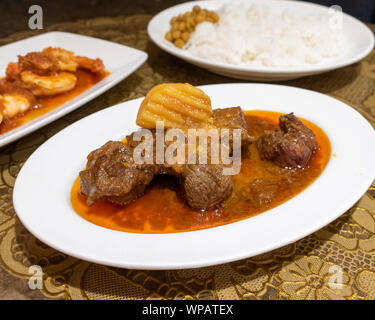 Myanmar birmano curry di agnello in piastra, gamberi e immergere in background Foto Stock