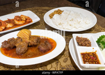 Myanmar birmano curry di agnello in piastra, gamberi e immergere in background Foto Stock