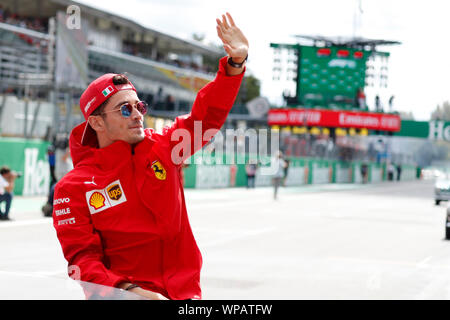 Monza, Italia. 8 Sep, 2019. Formula 1 Gran Premio d'Italia. Charles Leclerc della Scuderia Ferrari nel paddock durante il Gran Premio di Italia di F1 Credito: Marco Canoniero/Alamy Live News Foto Stock