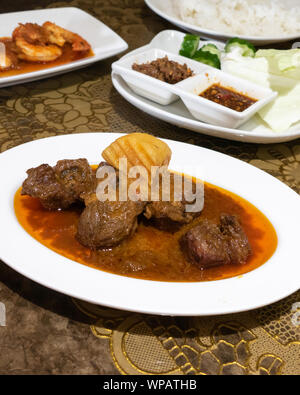 Myanmar birmano curry di agnello in piastra, gamberi e immergere in background Foto Stock